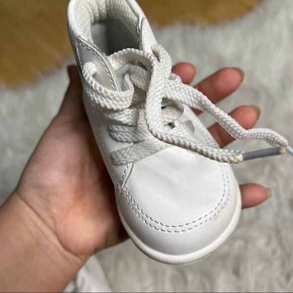 Classy white baby shoes size 4 W - Picture 7 of 13
